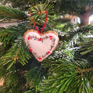 décoration sapin de Noël “coeur brodé”