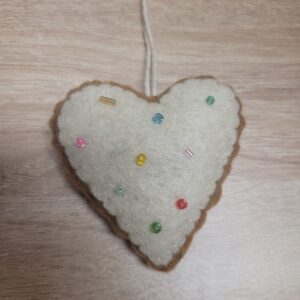 décoration feutrine “coeur biscuit”